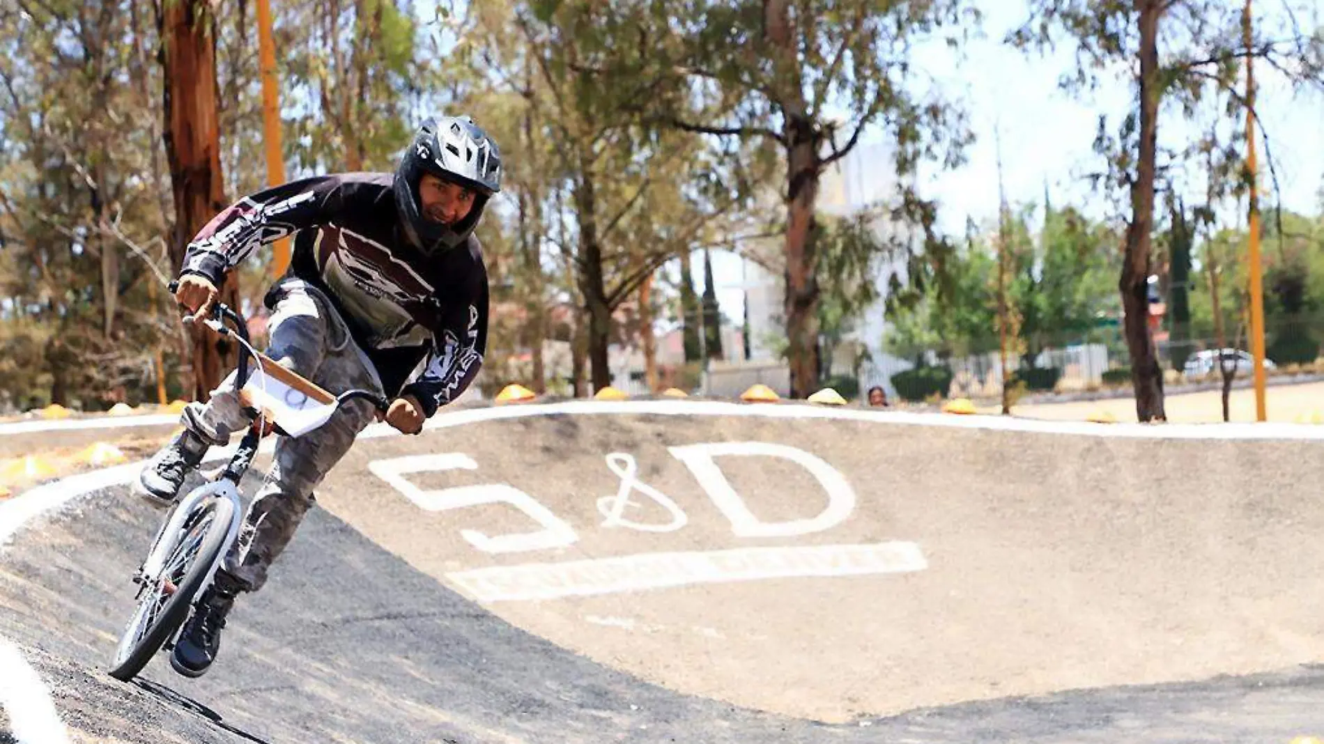 Joven en bicicleta BMX